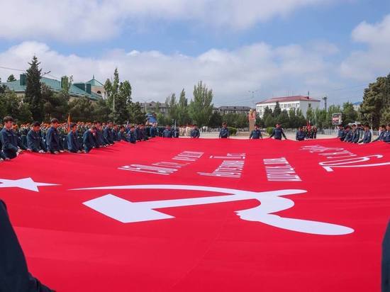 На площади Каспийска прошла акция «Знамя Победы»