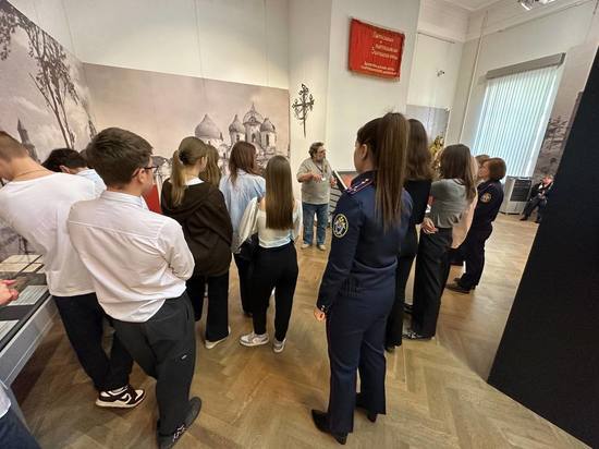 Новгородские следователи организовали школьникам посещение выставки «Путь к Победе"