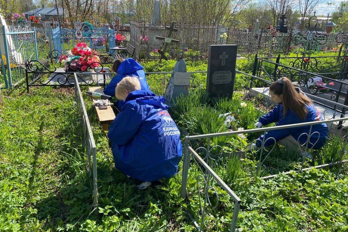 Молодогвардейцы приступили к реализации ежегодного проекта по приведению в порядок могил и захоронений ветеранов Великой Отечественной войны