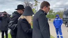 Пугачева уехала с кладбища, проигнорировав поклонников: видео