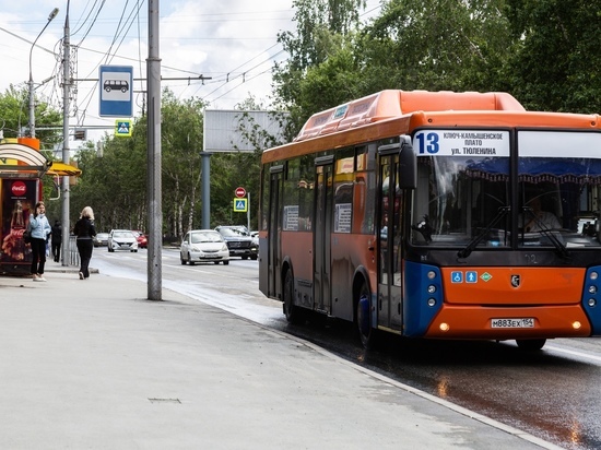 Суд обязал кондукторов автобуса №13 в Новосибирске принимать оплату за проезд по картам