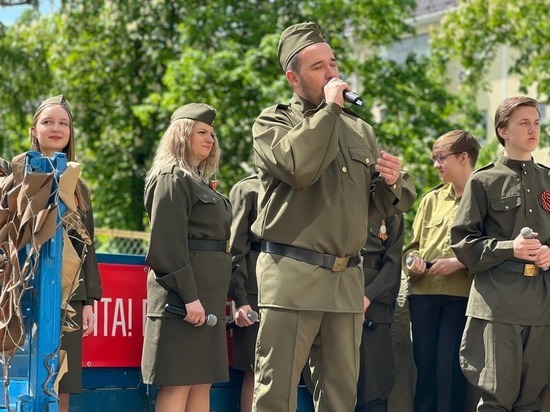 Для белгородских ветеранов устроили концерты во дворах в честь 78-й годовщины Победы