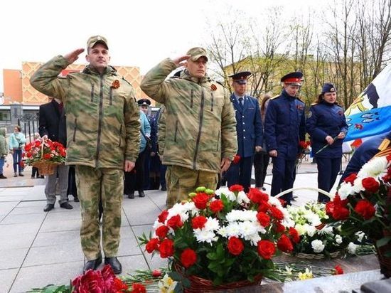 Новгородские росгвардейцы возложили цветы к стеле «Город воинской славы»