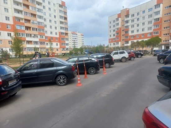 Водитель легковушки в Великом Новгороде наехал на 14 припаркованных машин