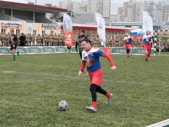 Легенды российского футбола сыграли матч с военнослужащими в Балашихе