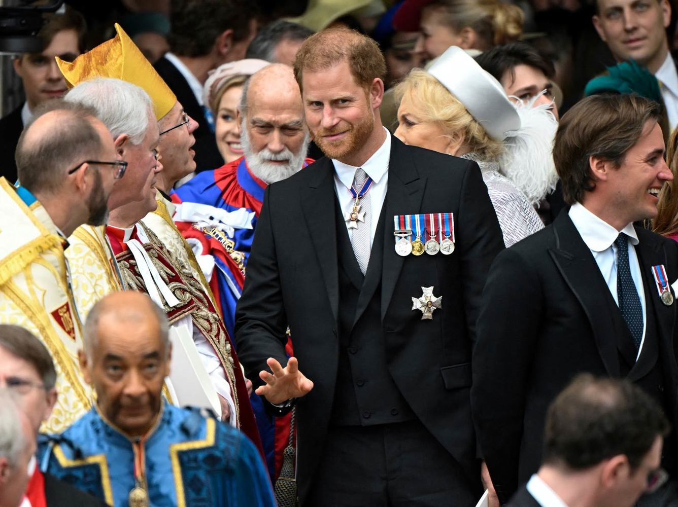 Гримасы принца Гарри на коронации Карла III: кадры церемонии