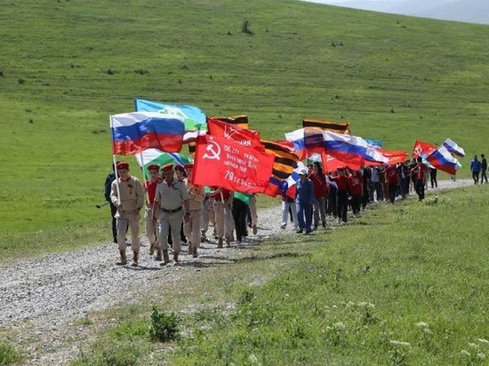 Глава КБР Казбек Коков вместе с молодежью поднялся на Курпские высоты