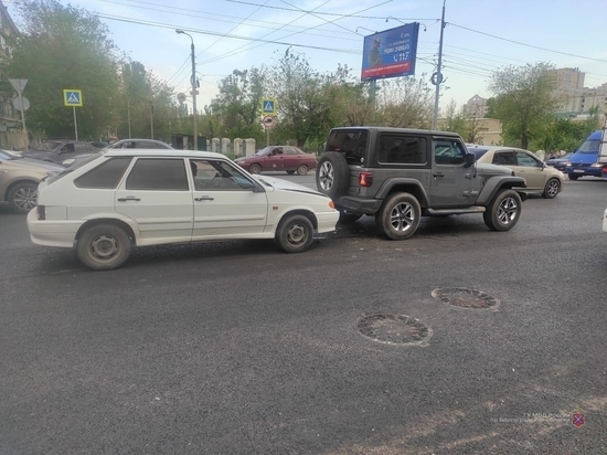 В центре Волгограда 21-летний водитель ВАЗа врезался в джип