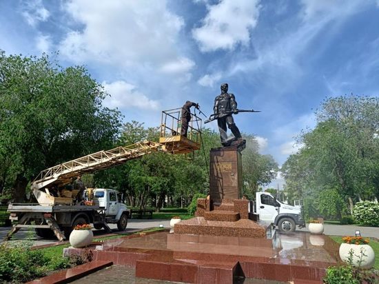 В Астрахани ко Дню Победы моют памятники