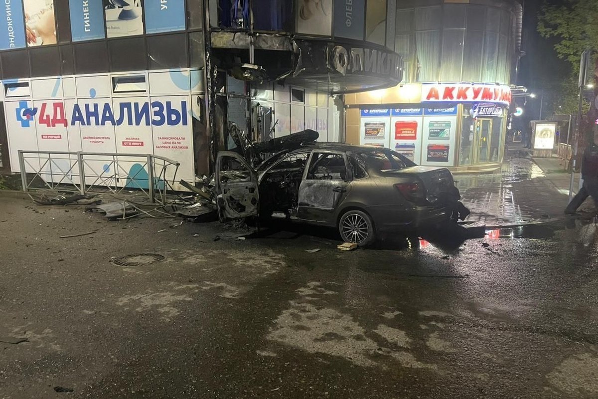 В Ессентуках две легковушки загорелись после столкновения, 6 человек  пострадали - МК Ставрополь (Кавказ)