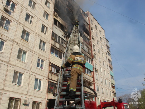 Девять человек эвакуировали пожарные из горящей многоэтажки в Хабаровске