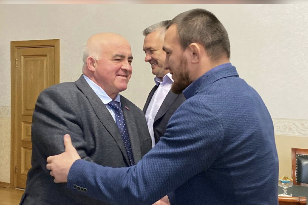 Губернатор Сергей Ситников поздравил спортсмена-костромича с победой на чемпионате Европы по самбо