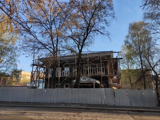 Специалисты занимаются восстановлением пяти крылец дома Красильникова в Вологде
