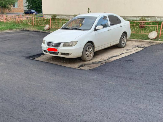 В Заречном вежливые дорожники закатали асфальт вокруг припаркованного авто