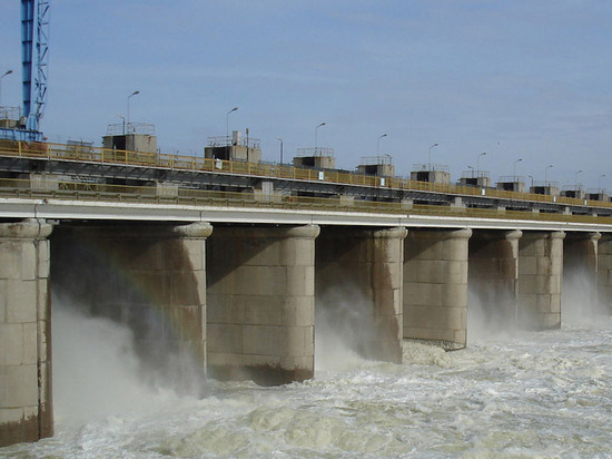 На Каховской ГЭС начали сброс воды для снижения ее уровня в водохранилище
