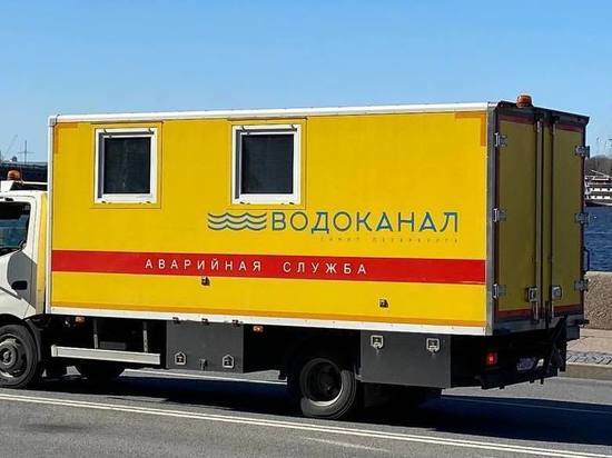 В Калининграде на Октябрьской улице прорвало водопровод