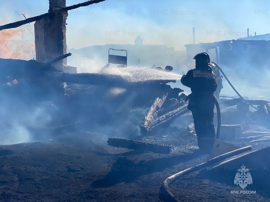 Жилой дом горел в Черновском районе Читы, на месте работали 35 человек