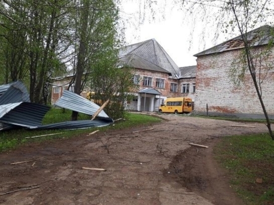 6 мая сильным ветром повредило крышу одной из школ в Балезинском районе
