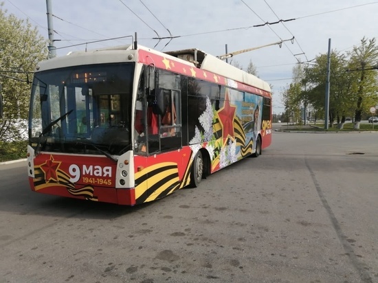 Праздничный троллейбус ездит по Великому Новгороду