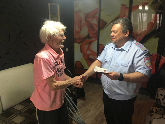 В Коряжме 86-летний ветеран получил паспорт гражданина РФ