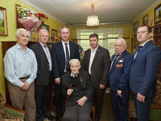 В Курске поздравили со 100-летием ветерана Виктора Циммера