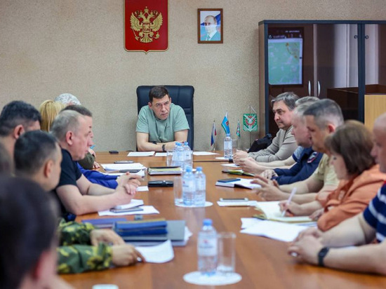 Губернатор Евгений Куйвашев приехал на место пожара под Асбестом