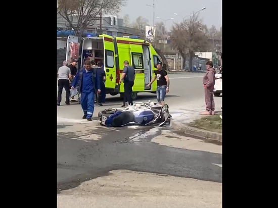 В Новосибирске мотоцикл загорелся в результате аварии
