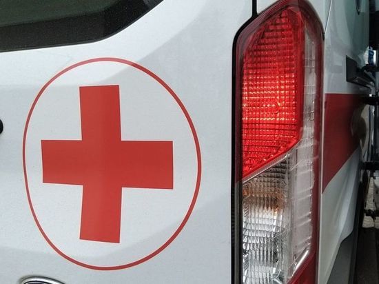 Спасатели вытащили пострадавших из автомобиля после ДТП в Волховском районе