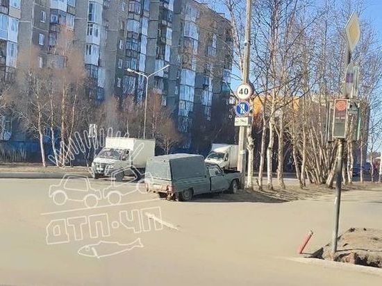В Мурманске 7 мая автомобиль врезался в столб