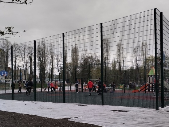 В Торезе строят сразу два детско-юношеских спортивных комплекса