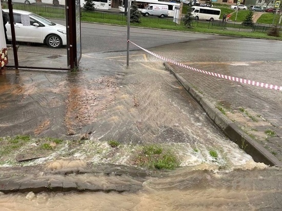 На улице Королева в Ростове прорвало водопровод
