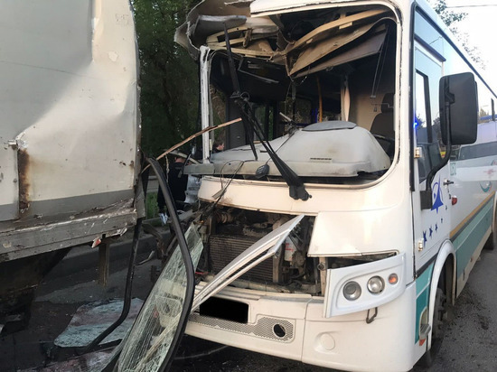 11 человек пострадали в ДТП с автобусом и грузовиком в Воронеже