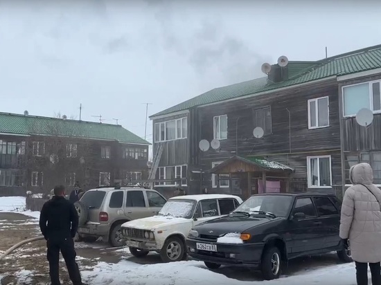 Пламя охватило жилой дом