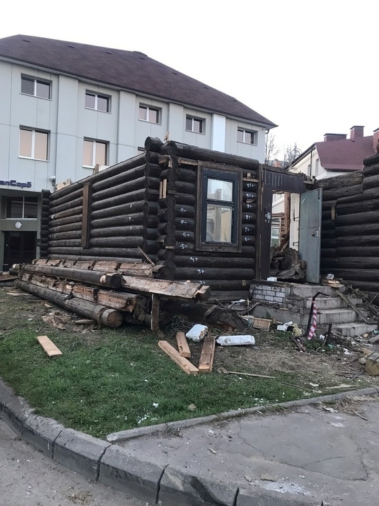 В Ярославле собственник под шумок разбирает деревянный особняк