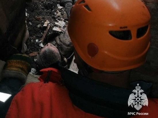 Спасатели извлекли из-под строительных конструкций заброшенного здания рабочего в Комсомольске-на-Амуре