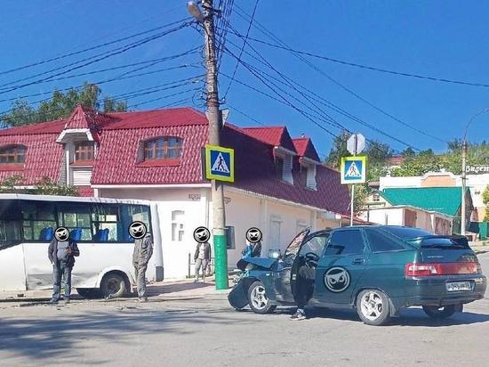 Утром 8 мая легковушка протаранила маршрутку на улице Чкалова в Пензе