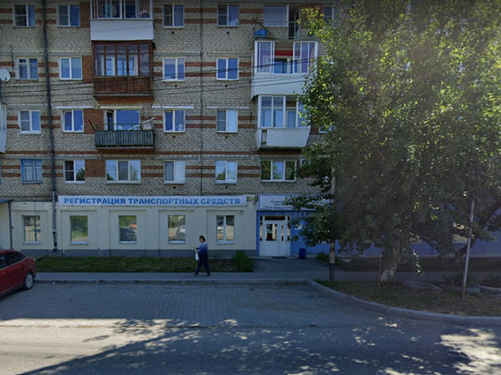 Daewoo Nexia врезалась в здание РЭО ГИБДД в Березовском