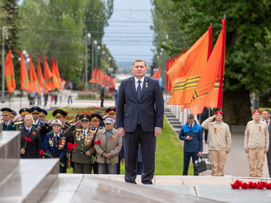 Волгоградский губернатор почтил память защитников Отечества у Вечного огня
