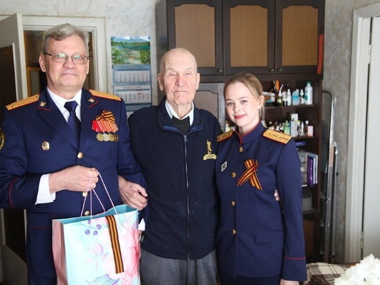 В Твери сотрудники СК поздравили с наступающим 9 мая участника Парада Победы в Москве
