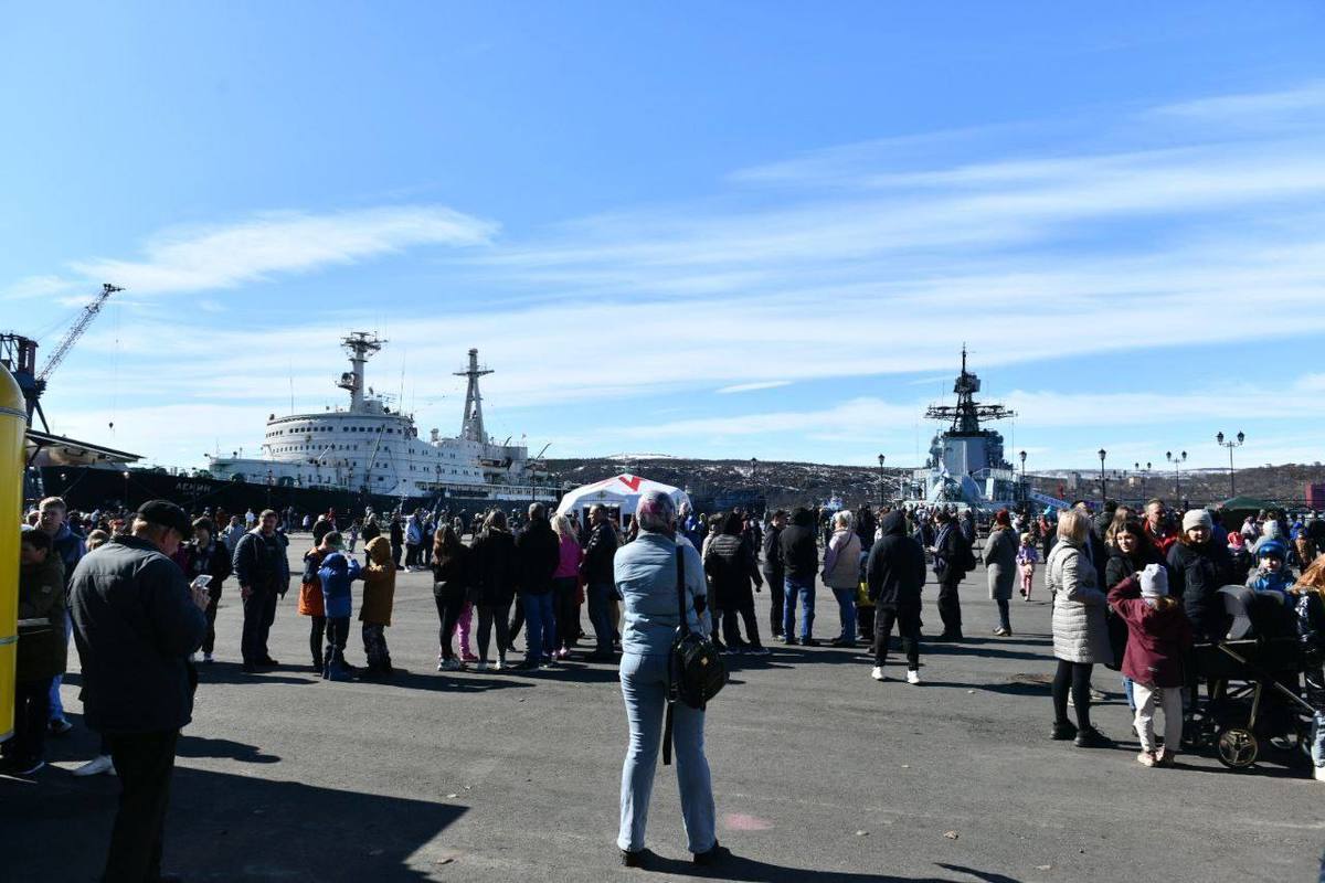 День вмф в мурманске. Морской вокзал Мурманск. Мурманск корабль.