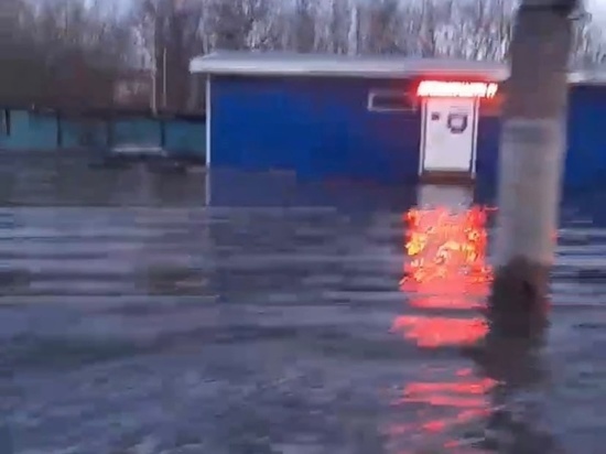 Горожане в соцсетях опубликовали видео стихийного «озера» на окраине Архангельска
