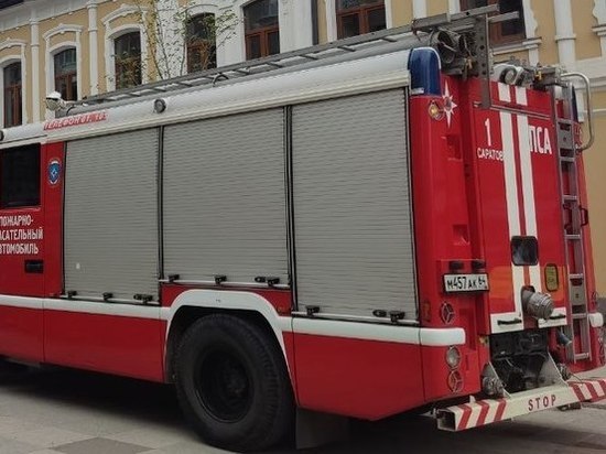 В Саратове в районе Соколовой горы загорелись сараи