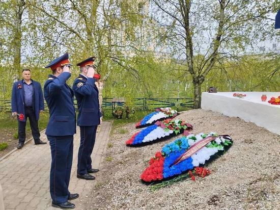 Следователи СК почтили память солдат, павших в боях за освобождение Новгорода
