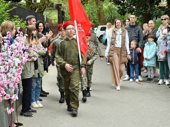 В Сочи у домов ветеранов проходят специальные парады