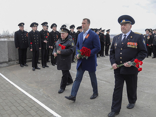 В преддверии Дня Победы власти, силовики и курсанты возложили цветы к памятным мемориалам