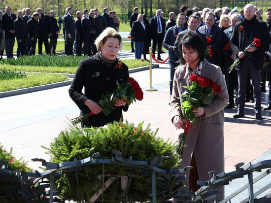 Делегация из Ленобласти возложила цветы на Пискаревском кладбище