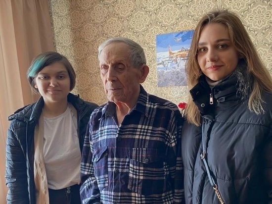В Курске столетнего ветерана поздравили с Днем Победы