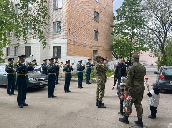 Росгвардейцы устроили парад у дома ветеранов в Калуге