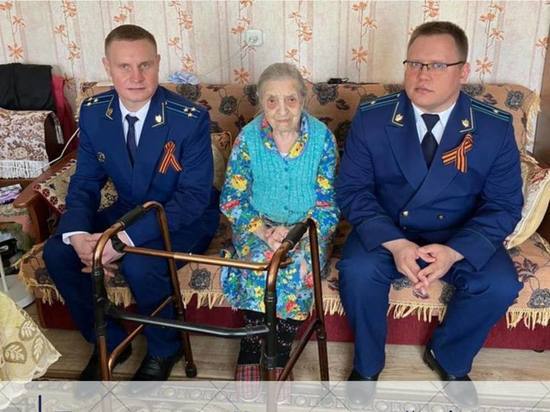 Прокурор Великого Новгорода навестил 100-летнего ветерана