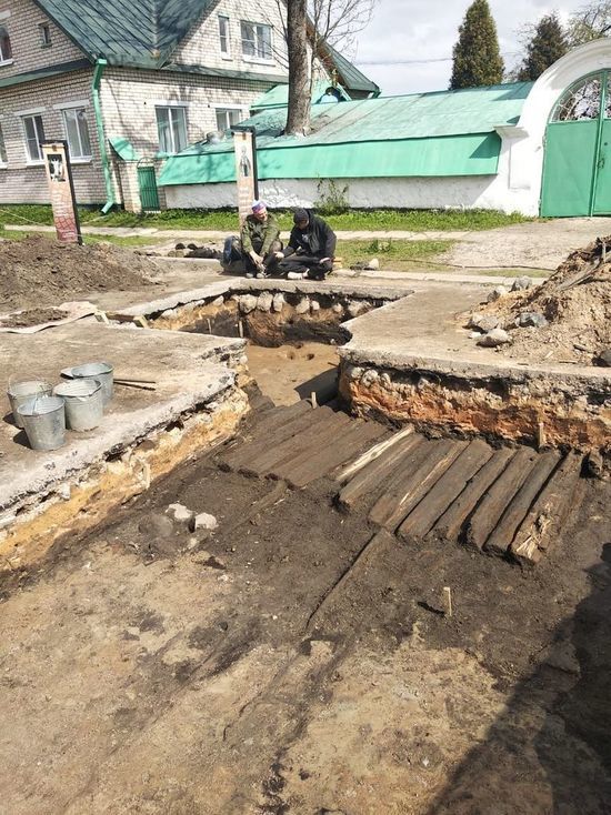 Деревянную улицу XVII века обнаружили археологи в Печорах